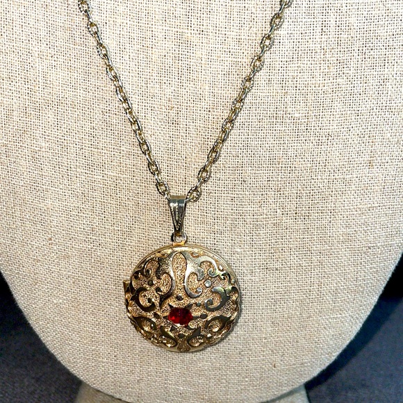 Vintage locket necklace. 22”. Ruby Red & Gold - Picture 3 of 6